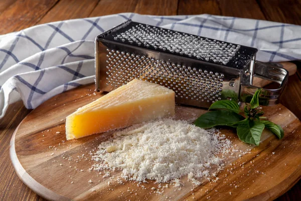Ahşap üzerinde taze rendelenmiş parmesan peyniri 