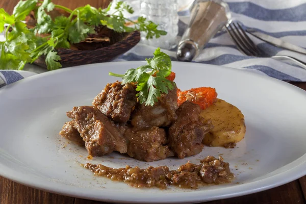 Domuz kaburga chili soslu beyaz plaka üzerinde. 