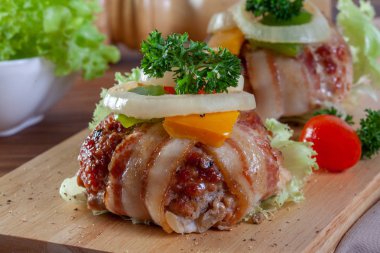 Domuz pastırma içinde sarılmış