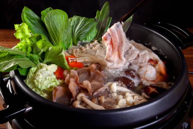 Domuz eti dilim sebze ve yumurta Sukiyaki için