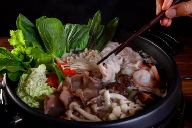 Domuz eti dilim sebze ve yumurta Sukiyaki için