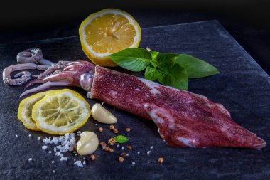 limon yemek ile taze kalamar 