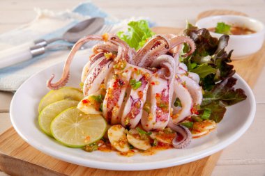 limon sosu ile baharatlı biber kalamar Buhar