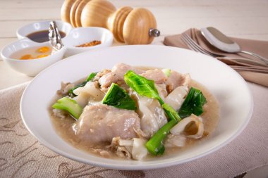 Kızarmış erişte ve et suyu