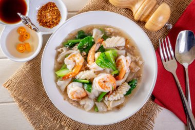 Fried noodle deniz ürünleri ve kale içinde et suyu ile