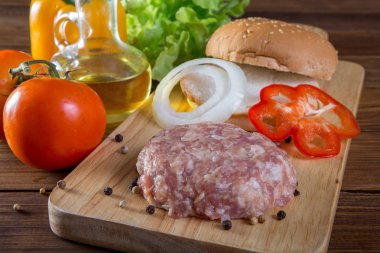 Ahşap arka plan üzerinde ev yapımı Hamburger