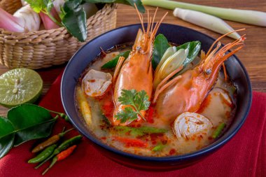 Tom yam kung's Tayland tipik bir baharatlı açık çorba 