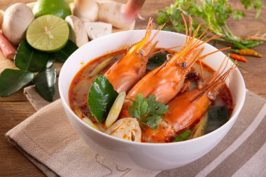 Tom yam kung's Tayland tipik bir baharatlı açık çorba 