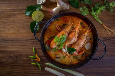 Tom yam kung's Tayland tipik bir baharatlı açık çorba 