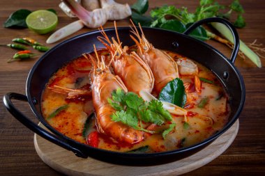 Tom yam kung's Tayland tipik bir baharatlı açık çorba 