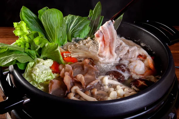 Domuz eti dilim sebze ve yumurta Sukiyaki için