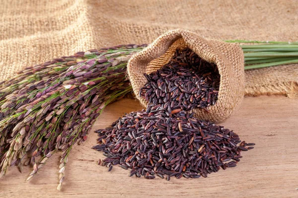 Riceberry Alimentos Orgánicos Sobre Fondo Madera — Foto de Stock