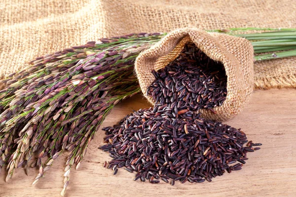 Riceberry Alimentos Orgánicos Sobre Fondo Madera — Foto de Stock