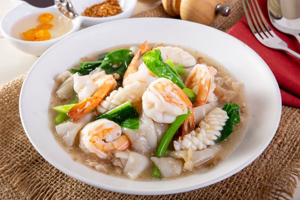 Fried noodle deniz ürünleri ve kale içinde et suyu ile