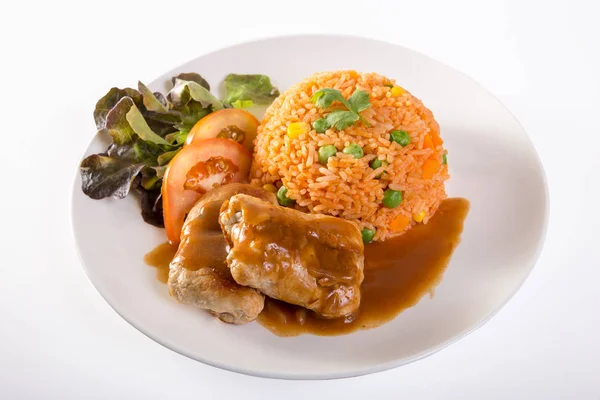 Kızarmış pilav tavuk sosu ile