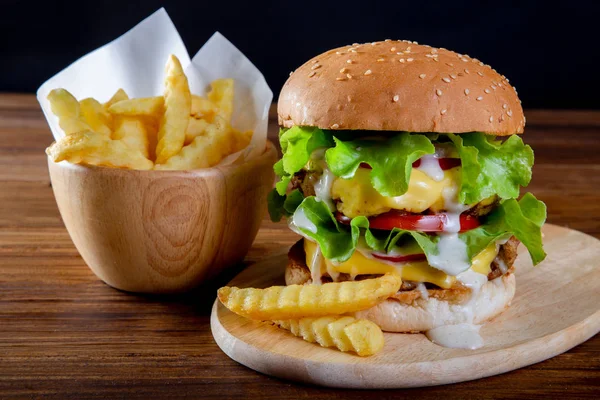 Ahşap arka plan üzerinde ev yapımı Hamburger