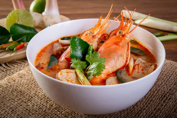 Tom yam kung's Tayland tipik bir baharatlı açık çorba 