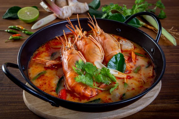 Tom yam kung's Tayland tipik bir baharatlı açık çorba 
