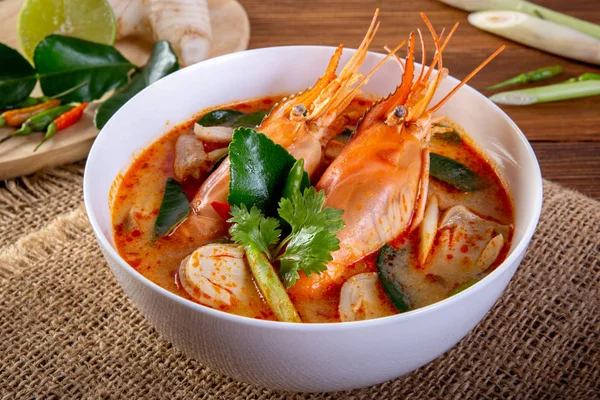 Tom yam kung's Tayland tipik bir baharatlı açık çorba 
