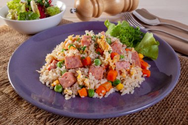 Jambon ve Yumurta Fried pilav 