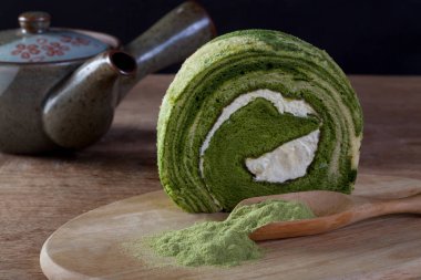 Yeşil çay pasta rulo bir ahşap masa arka planda