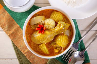 Ahşap masa arka plan üzerinde sarı köri tavuk