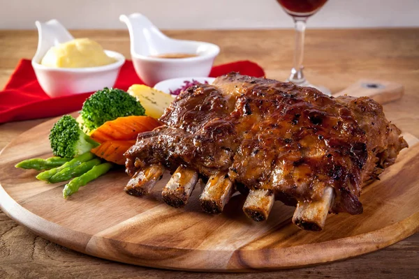 Domuz kaburga ızgara ahşap arka plan üzerinde