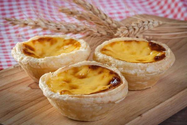 Ahşap üzerinde yumurta Tart