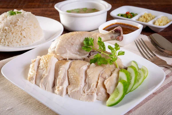 Hainanese Vařené Kuře Rýže Dřevěný Stůl — Stock fotografie