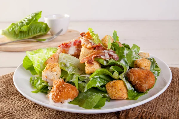 Hühnchen Cäsar Salat Auf Weißem Holztisch — Stockfoto