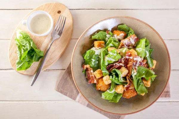 Caesarsallad Med Kyckling Vit Träbord Bakgrund — Stockfoto