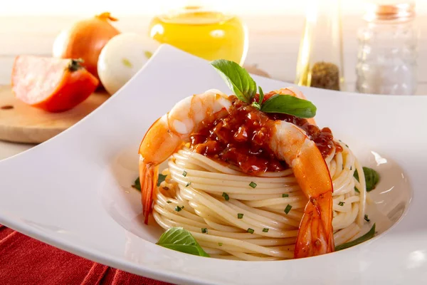 Spaghettis Aux Crevettes Basilic Sur Une Assiette — Photo