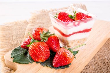 Çilek peynir pasta Kupası