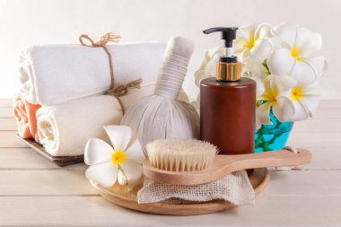 Spa Masaj ve vücut havlu sıkıştır topları ve çiçekler ile fırçalayın
