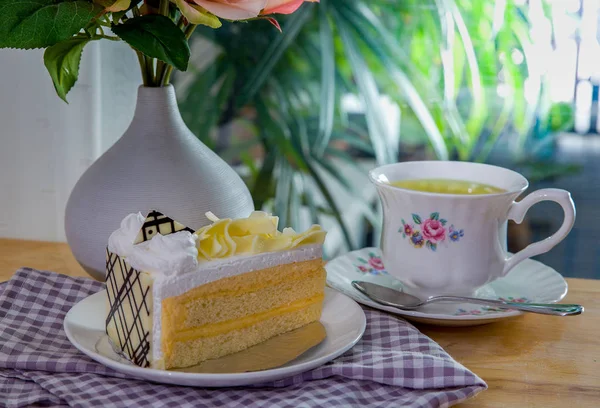 Weiße Schokoladenkuchen Weißem Teller Nahaufnahme — Stockfoto