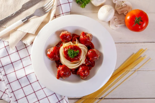 Spaghetti Con Polpette Sul Tavolo Legno — Foto Stock