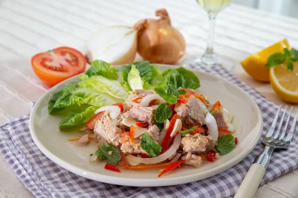 Tabal Tayland Mutfağının Baharatlı Ton Balığı Salatası Soğan Domates Plaka — Stok fotoğraf