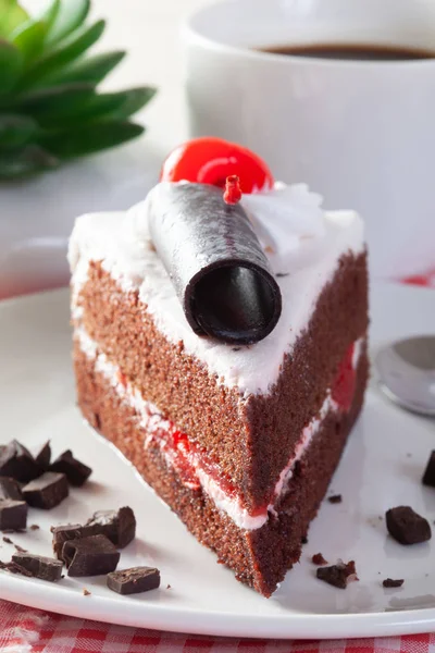 Schokolade Kirschkuchen Mit Tasse Kaffee — Stockfoto