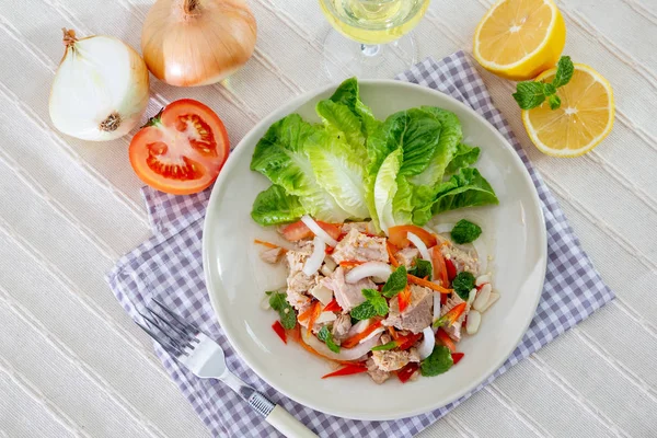 Tabal Tayland Mutfağının Baharatlı Ton Balığı Salatası Soğan Domates Plaka — Stok fotoğraf