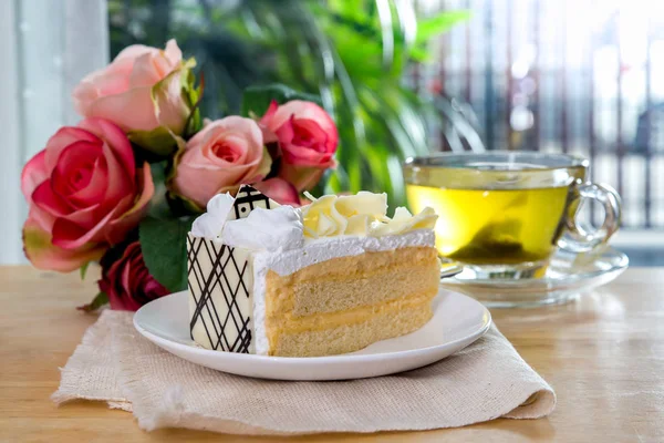 白い皿にチョコレート ケーキを白いクローズ アップ — ストック写真