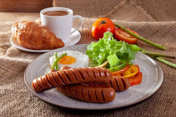 Kahvaltı, kahve, sosis ve sebze