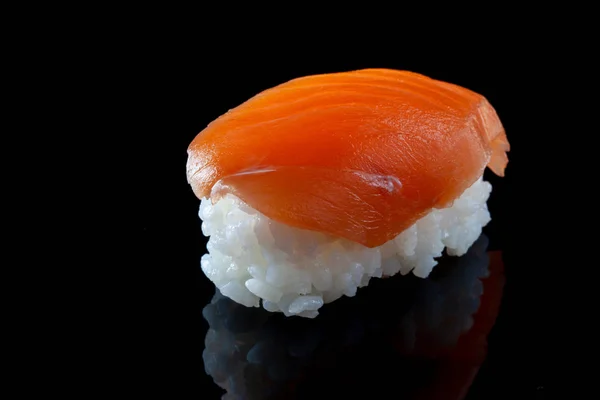 Nahaufnahme Sushi Isoliert Auf Schwarzem Hintergrund — Stockfoto