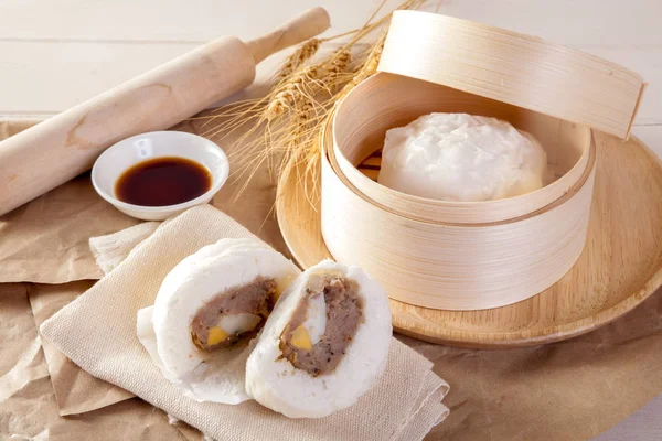 Ahşap masa üzerinde buğulanmış domuz eti hamur tatlısı