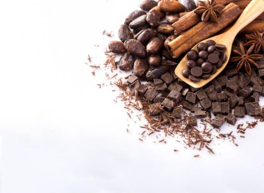 Kakao ve çikolata beyaz bir arka plan üzerinde.