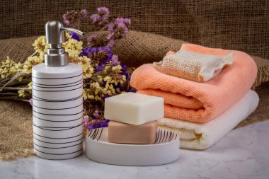 Spa bitkisel sıkıştırma topu mermer zemin üzerine