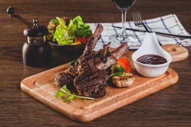 Kızarmış kuzu ve kırmızı şarap.