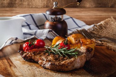 Tahta üzerinde biftek, servis etmeye hazır.