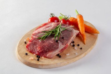 Biftek, sebze ve baharatlı kesim tahtası.