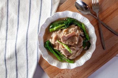 Soslu lahana ve sebzeli kızarmış erişte. 