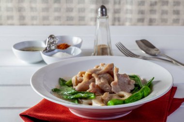 Soslu lahana ve sebzeli kızarmış erişte. 